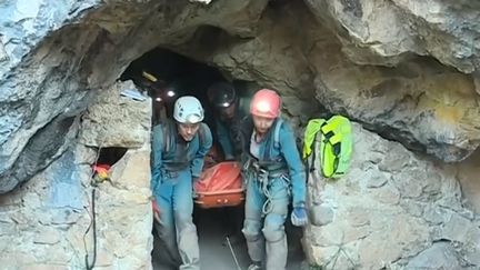 Pyrénées-Orientales : un spéléologue secouru après 20 heures dans une grotte