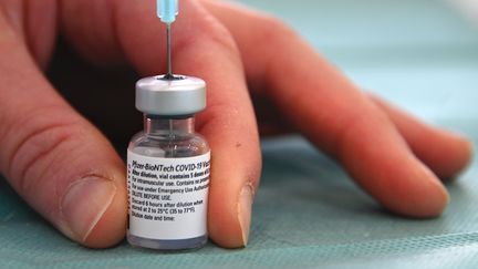 Une infirmière prépare une dose de vaccin Pfizer-BioNTech contre le Covid-19, le 27 décembre 2020, à l'hôpital Emile Muller de Mulhouse (Haut-Rhin). (SEBASTIEN BOZON / AFP)