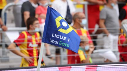 Le drapeau de la Ligue de football professionnel, lors d'un match entre Lens et Saint-Etienne, le 15 août. (LAURENT SANSON / AFP)