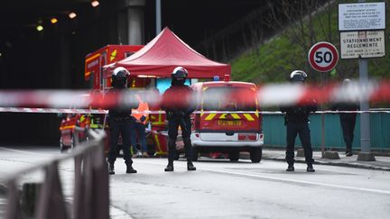 Des forces de l'ordre à L'Haÿ-les-Roses (Val-de-Marne), ville où l'assaillant à l'arme blanche de Villejuif a été abattu par la police, le 3 janvier 2020. (CHRISTOPHE ARCHAMBAULT / AFP)