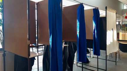 Des isoloirs vides dans un bureau de vote du Finistère lors du premier tour des élections régionales et départementales, le 20 juin 2021. (AURÉLIE LAGAIN / RADIO FRANCE)