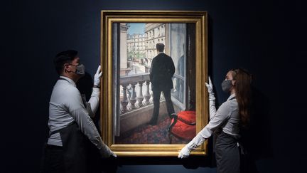 Le tableau du "Jeune homme à sa fenêtre" de Caillebotte a été vendu à 53 millions&nbsp;de dollars, pulvérisant&nbsp;le record pour des enchères du peintre français. (WIKTOR SZYMANOWICZ / ANADOLU AGENCY)