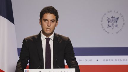 Gabriel Attal, le porte-parole du gouvernement, lors d'un compte rendu du Conseil des ministres, le 21 octobre 2020 à Paris. (LUDOVIC MARIN / AFP)