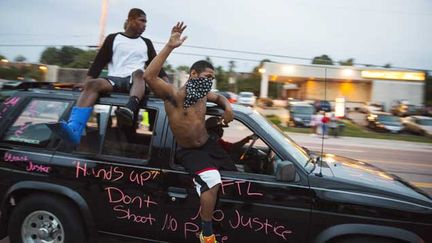 &nbsp; (Des manifestants dans les rues de Ferguson samedi après-midi © Reuters - Lucas Jackson)