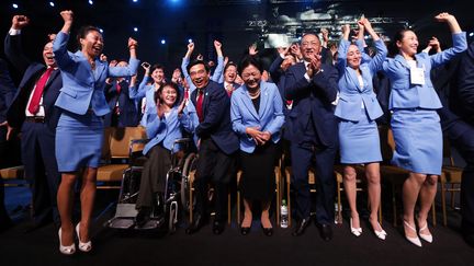 La d&eacute;l&eacute;gation p&eacute;kinoise se f&eacute;licite apr&egrave;s avoir obtenu les Jeux olympiques d'hiver 2022, le 31 juillet 2015, &agrave;&nbsp;Kuala Lumpur &nbsp;(Malaisie). (OLIVIA HARRIS / AFP)