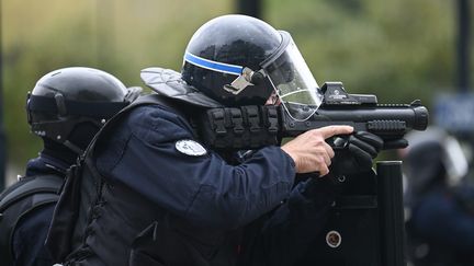 Un membre des forces de l'ordre utilise un Lanceur de balles de défense (LBD) lors d'une manifestation contre la réforme des retraites le 13 avril 2023. Photo d'illustration. (FRANCK DUBRAY / MAXPPP)