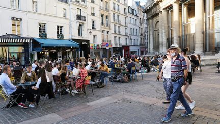 Des terrasses de restaurants dans le quartier des Halles à Paris, en juillet 2020. (JONATHAN REBBOAH / MAXPPP)