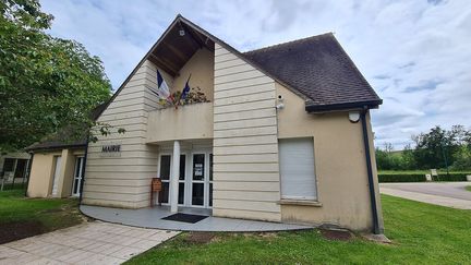 Illustration de la mairie d'Escamps dans l'Yonne. (KARINE DECALF / RADIO FRANCE)