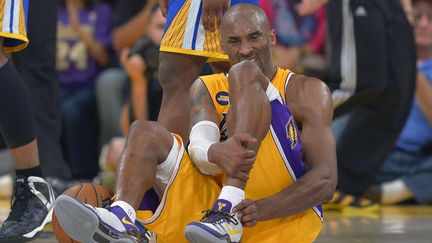 Kobe Bryant, l'arri&egrave;re star des Los Angeles Lakers, bless&eacute; lors du match de NBA contre Golden State, le 12 avril 2013. (MARK J. TERRILL / AP / SIPA)