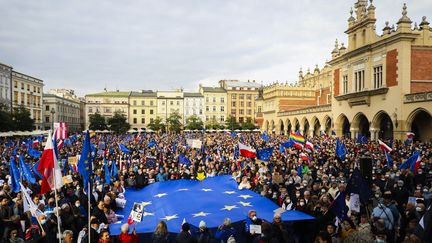 Des Polonais manifestent en faveur du maintien de leur pays dans l'Union européenne, le 10 octobre 2021, à Cracovie. (BEATA ZAWRZEL / NURPHOTO / AFP)