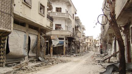 Une rue d&eacute;vast&eacute;e &agrave; Homs (Syrie), le 30 mars 2012. (REUTERS)