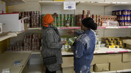 Deux femmes lors d'une distribution du Secours populaire (image d'illustration). (MARC OLLIVIER / MAXPPP)