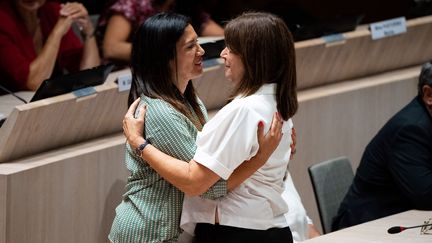 Michèle Rubirola (à droite) enlace Samia Ghali au conseil municipal de Marseille, le 4 juillet 2020. (CLEMENT MAHOUDEAU / AFP)