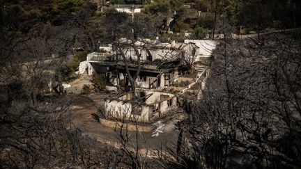 Une maison brûlée dans une banlieue nord d'Athènes, 13 août 2024. (ANGELOS TZORTZINIS / AFP)