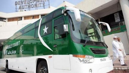 Le 1er "bus tribunal" à Peshawar. Pakistan. 27 août 2013 (AFP/ Guillaume Lavallée)