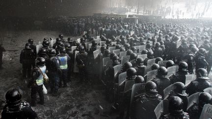 Les policiers anti-&eacute;meutes affrontent les manifestants &agrave; Kiev (Ukraine), le 22 janvier 2014. (ANATOLII BOIKO / AFP)