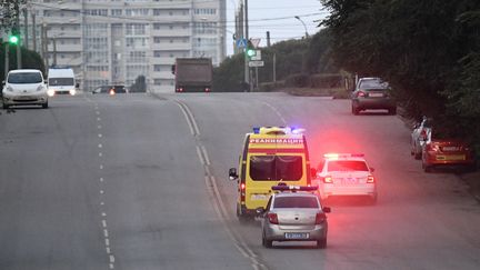 Des voitures de police escortent l'ambulance transportant Alexeï Navalny le 22 août 2020 à Omsk (Russie), lors du transfert médicalisé de l'opposant russe vers Berlin (Allemagne). (ALEXANDR KRYAZHEV / SPUTNIK)