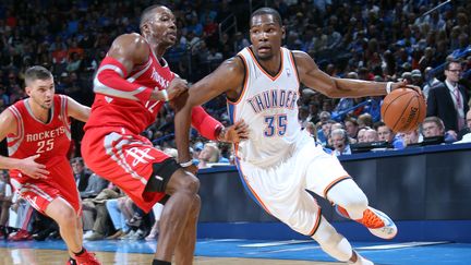 Kevin Durant face à Dwight Howard (LAYNE MURDOCH / NBAE / GETTY IMAGES)