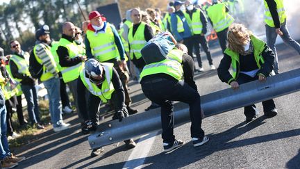 L'autoroute A10 Paris-Bordeaux bloquée au niveau du péage de Virsac près de Bordeaux, dimanche 18 novembre. (SALINIER QUENTIN / MAXPPP)