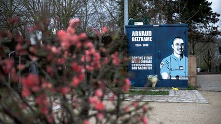 Une fresque en hommage au colonel Arnaud Beltrame, le 28 mars 2018 à Port-Marly (Yvelines). (NICOLAS MESSYASZ / SIPA)