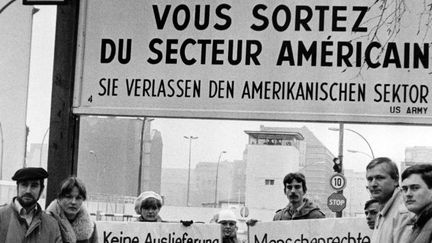 Checkpoint Charlie au temps de la Guerre froide. Berlin était partagée en plusieurs secteurs. (DPA)