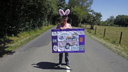 D&eacute;guis&eacute;e en cochon, le 10 juillet entre Livarot et foug&egrave;res, Florence n'a pas vraiment acclam&eacute; les coureurs car elle attendait avec impatience... la voiture Cochonou, une des stars de la caravane. (ERIC GAILLARD / REUTERS)