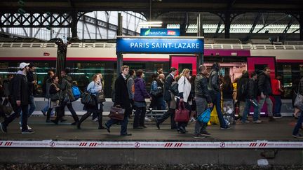 Des passagers marchent sur un quai de la gare Saint-Lazare, à Paris, le 1er juin 2016. (RODRIGO AVELLANEDA / ANADOLU AGENCY / AFP)