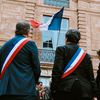 Des maires de l'agglomération toulousaine lors d'une manifestation contre les coupes budgétaires, le 7 novembre 2024, devant la préfecture d'Occitanie à Toulouse. (PAT BATARD / AFP)