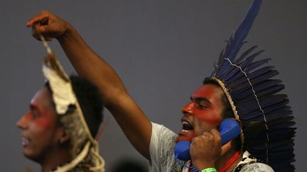 s’est tenue à Brasilia la première Conférence nationale de politique indigéniste. Les indiens réclament une véritable reconnaissance de leurs droits fonciers garantis par la Constitution.   (AP Photo/Eraldo Peres)