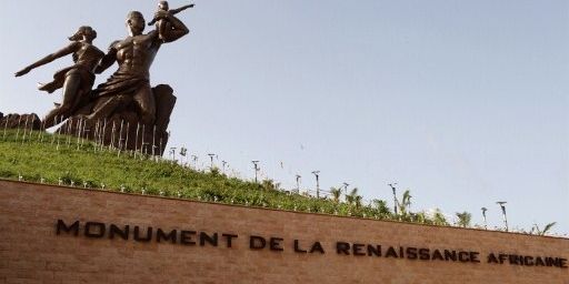 Le Monument de la renaissance africaine, signé par des Nord-Coréens pour un coût de 20,5 millions d'euros. Selon Le Monde, Abdoulaye Wade a défendu le droit de toucher lui-même 35 % du prix de chaque billet d'entrée payé par les visiteurs. (AFP - Photononstop - Philippe Lissac - Godong)