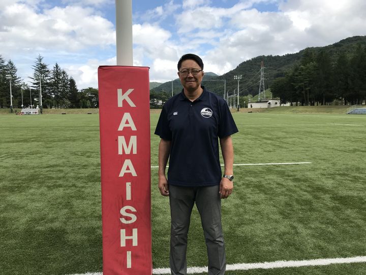 Yoshihiko Sakuraba est un ancien joueur des Seawaves, le surnom de l'équipe de rugby de Kamaishi. Il est aujourd'hui manager du club.&nbsp; (JEROME VAL / FRANCEINFO)