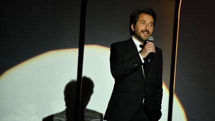 Édouard Baer, maître de cérémonie inspiré lors de la cérémonie de clôture du Festival de Cannes 2018 (19 mai 2018) (ALBERTO PIZZOLI / AFP)