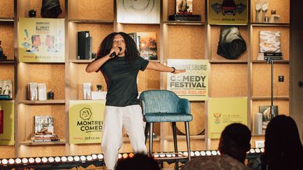 Stella Dlangalala sur la scène du&nbsp;Johannesburg Comedy Festival. (Photo publiée sur la page Facebook du festival)