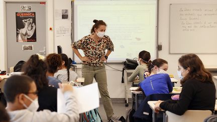 Des collégiens en classe pendant un cours, le 22 juin 2020 à Boulogne-Billancourt (Hauts-de-Seine). (THOMAS SAMSON / AFP)