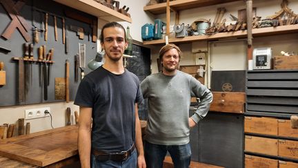 Antoine Vautier (à droite) pose avec son élève, Anselme Huckert, désigné meilleur apprenti de France. (ANNE CHEPEAU / FRANCEINFO)