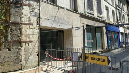 Un périmètre de sécurité élargi va été établi dans le quartier. Les bâtiments font partie d'un ensemble qui était en cours de démolition.