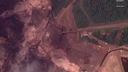 Vue du&nbsp;barrage de la mine Corrego do Feijao de Vale, près de Brumadinho, au Brésil,&nbsp;après&nbsp;son effondrement, le 25 janvier 2019. (REUTERS)