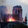 Les pompiers éteignent les flammes qui s'échappent du toit de la cathédrale Notre-Dame de Paris, le 15 avril 2019. (BERTRAND GUAY / AFP)