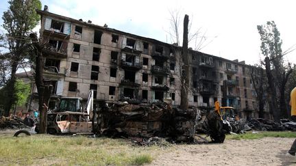 L'immeuble résidentiel touché le 13 juin 2023 par une frappe de missile à Kryvyï Rig, une ville de la région de Dnipropetrovsk (Ukraine). (ARSEN DZODZAIEV / ANADOLU AGENCY / AFP)