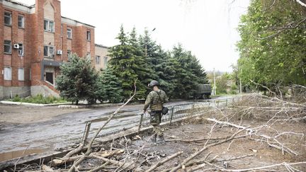 Un soldat ukrainien dans le village de Barvinkove, dans l'est de l'Ukraine, le 18 mai 2022. (FIORA GARENZI / HANS LUCAS / AFP)