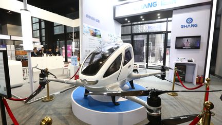 Un EHang 184, le premier véhicule aérien autonome (AAV) entièrement électrique capable de transporter un passager fabriqué par le chinois EHang, présenté au public dans la ville de Wuzhen,le 2 décembre 2017. (NI YANQIANG / IMAGINECHINA)