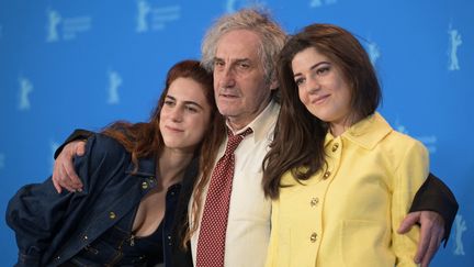 Philippe Garrel et ses deux filles, Lena et Esther Garrel, le 21 février 2023, à Berlin. (PHILIPP ZNIDAR / DPA)