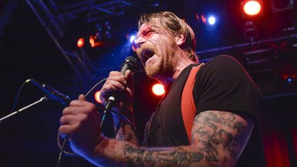 Jesse Hughes, le chanteur des Eagles of Death Metal, en concert &agrave; Stockholm (Su&egrave;de), le 13 f&eacute;vrier 2016. (VILHELM STOKSTAD / TT NEWS AGENCY /AFP)