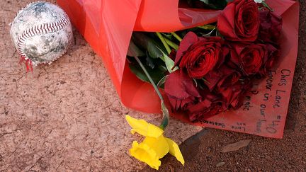 Un bouquet de roses accompagn&eacute; d'un message et d'une balle de baseball a &eacute;t&eacute; d&eacute;pos&eacute;, le 21 ao&ucirc;t 2013,&nbsp;sur le stade de&nbsp;Melbourne (Australie), o&ugrave;&nbsp;s'entra&icirc;nait&nbsp;Chris Lane, un sportif australien tu&eacute; par des adolescents aux Etats-Unis. (REUTERS )