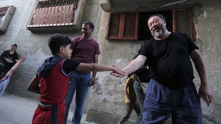 Ai Weiwei dans les rues de Jabaliya, camp de réfugiés dans le Nord de Gaza
 (MOHAMMED SABER/EPA/MaxPPP)