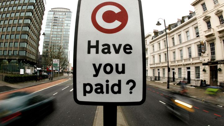 Le "C", pour "congestion charge",&nbsp;indique l'entr&eacute;e de la zone payante dans le centre de Londres. (ALESSIA PIERDOMENICO / REUTERS)