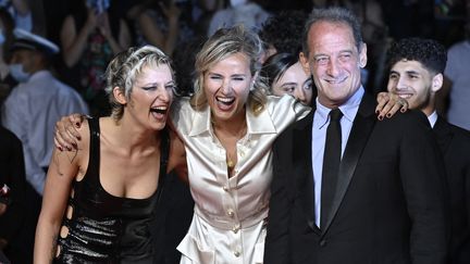 Agathe Rousselle, Julia Ducournau et Vincent Lindon pour la montée des marches de "Titane" (JOHN MACDOUGALL / AFP)