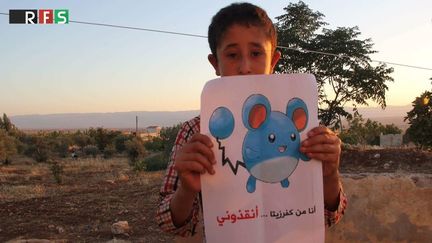 Cette photo d'un enfant syrien avec une pancarte représentant un Pokémon a été posté le 20 juillet 2016 sur Twitter.&nbsp; (RFS / TWITTER)