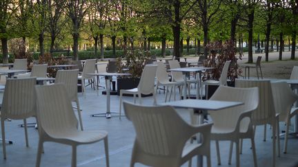 Une terrasse vide à Paris pendant le confinement. (VICTOR VASSEUR / RADIO FRANCE)