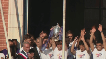 Dans la soirée du 30 avril, à Toulouse (Haute-Garonne), on fête encore le triomphe après la victoire en Coupe de France de football. Une victoire, qui n’était plus espérée après 66 ans d’attente. (FRANCE 2)